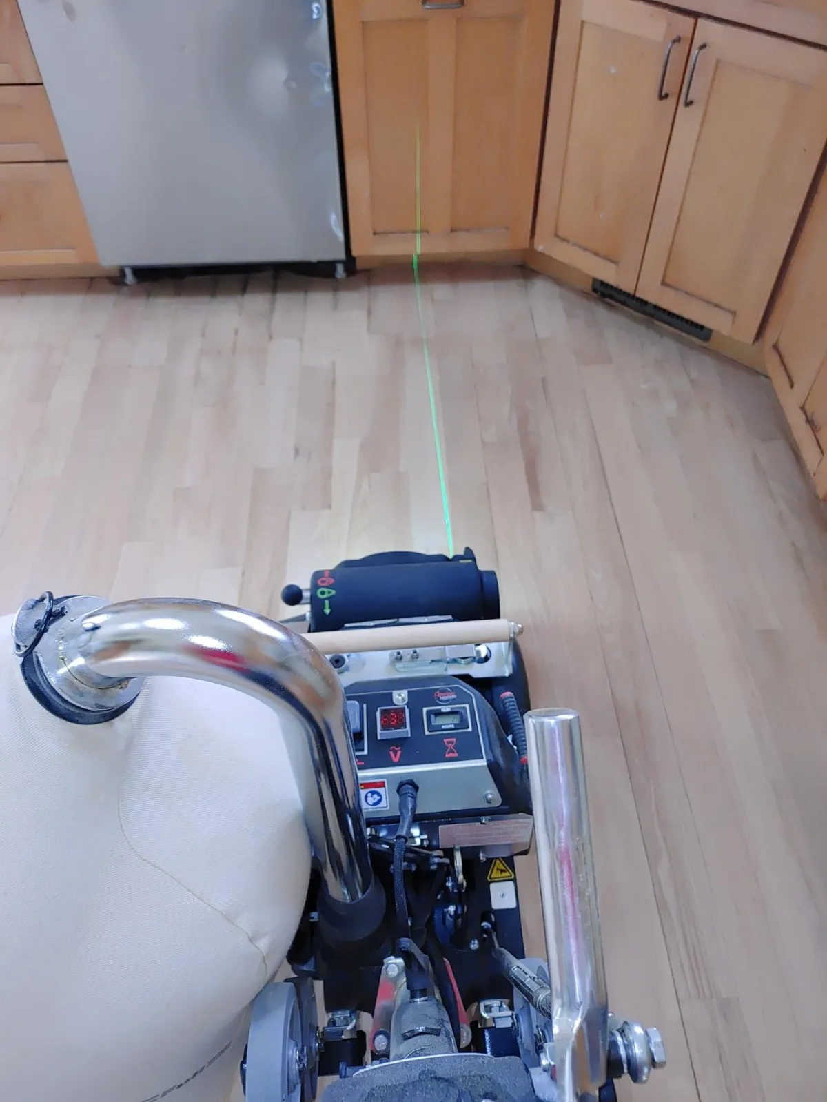 Professional sanding with laser guide